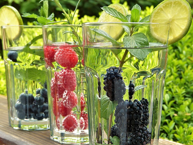 Wasser im Glas mit Früchten